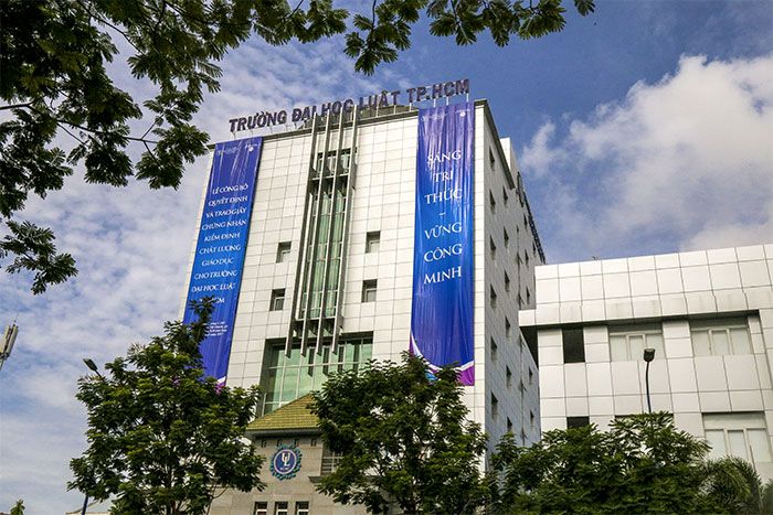 Khuôn viên xanh mát tại cơ sở chính Đại học Luật TP.HCM