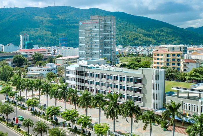 Toàn cảnh Đại học Quy Nhơn bên bờ biển xanh