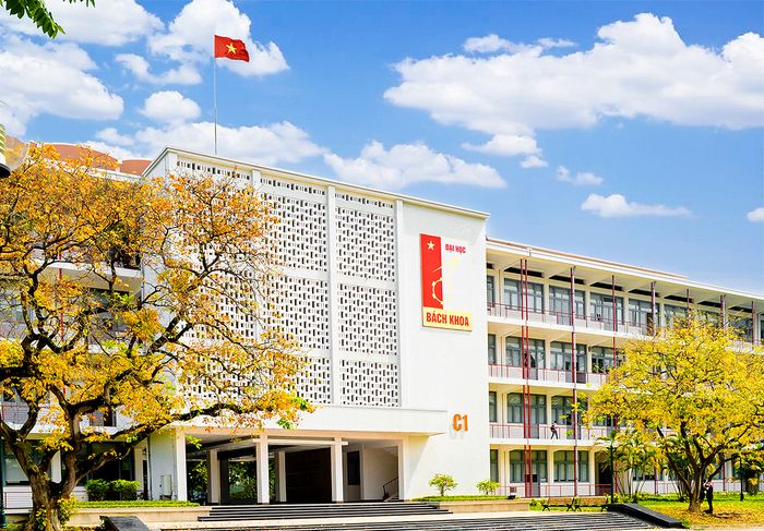 Hình ảnh toàn cảnh Đại học Bách Khoa Hà Nội - ngôi trường trăm năm tuổi