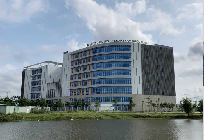 Toàn cảnh khuôn viên hiện đại Đại học Y khoa Phạm Ngọc Thạch