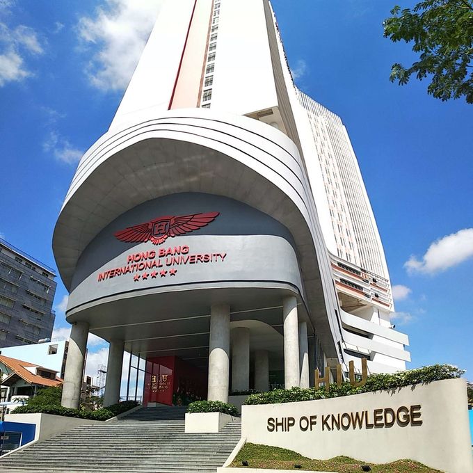 Khuôn viên hiện đại tại Đại học Quốc tế Hồng Bàng