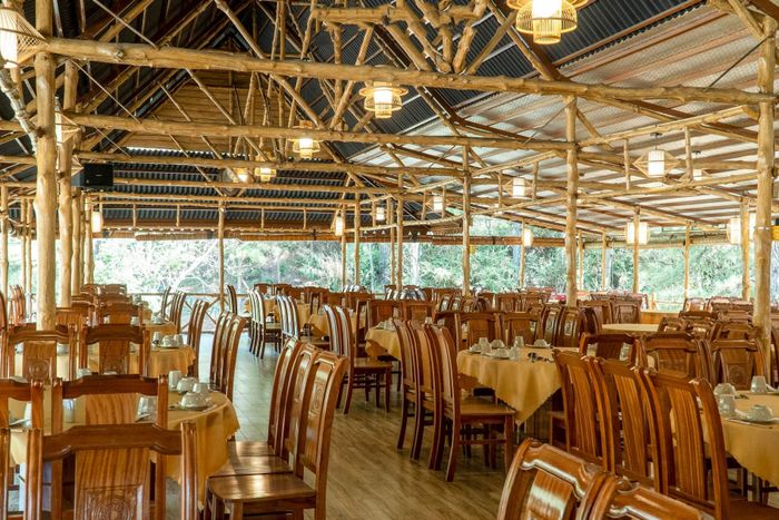 Không gian ấn tượng và các món đặc sản tại Thung Lũng Trăm Năm