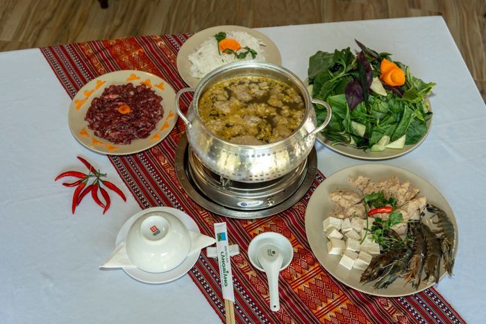 Không gian ấn tượng và món ngon đặc sản tại Thung Lũng Trăm Năm