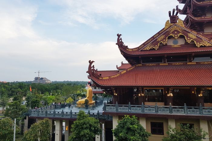 Hình ảnh tượng Phật uy nghi giữa trời đất mênh mông
