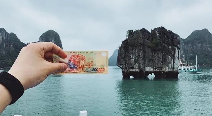 Hình ảnh tuyệt mỹ: Vịnh Hạ Long hiện lên qua góc nhìn nghệ thuật trên tờ tiền 200.000 đồng