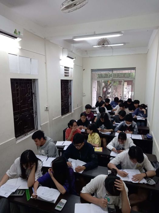 Hình ảnh giảng dạy tại Lớp Toán Thầy Cư