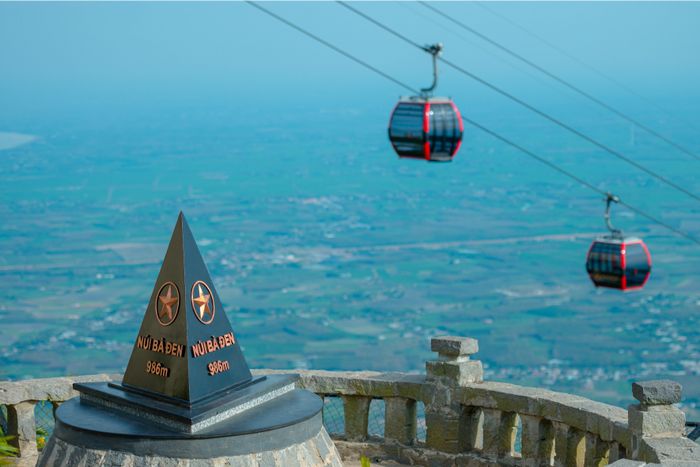 Hình ảnh tuyệt đẹp: Cáp treo Sun World Ba Den Mountain uốn lượn giữa mây trời