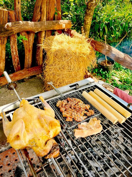 Không gian ấm cúng và món ngon đặc trưng tại Vườn Hoa Sim