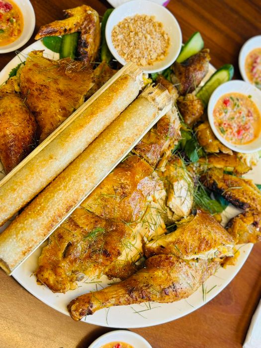 Không gian ấm cúng và món ngon đặc sản tại Vườn Hoa Sim
