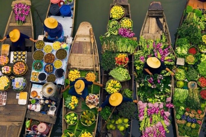 Hình 2: Hoạt động giao thương đặc trưng trên sông nước (Nguồn: Internet)