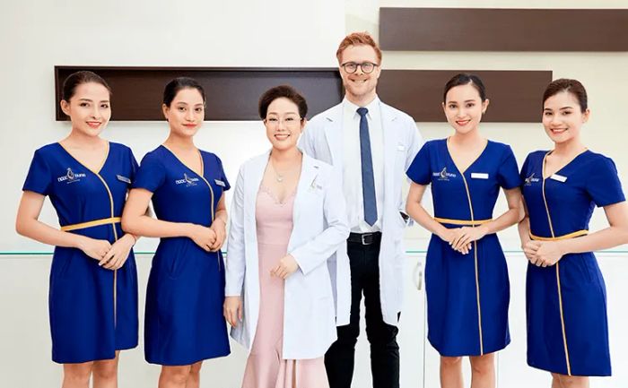 CEO Ngọc Dung cùng đội ngũ bác sĩ, kỹ thuật viên tại Thẩm Mỹ Viện Ngọc Dung