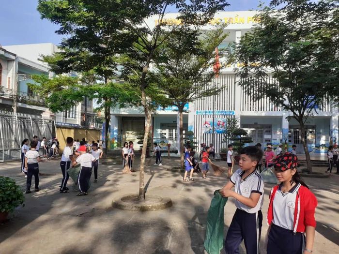 Hình ảnh đầu tiên về Trường Tiểu học Trần Phú - không gian xanh mát với những dãy nhà khang trang