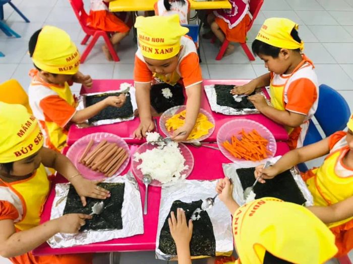 Trường Mầm Non Búp Sen Xanh - Khoảnh khắc đáng yêu trong lớp học tràn ngập ánh sáng, nơi những mầm non được chăm sóc bằng tình yêu và tri thức.