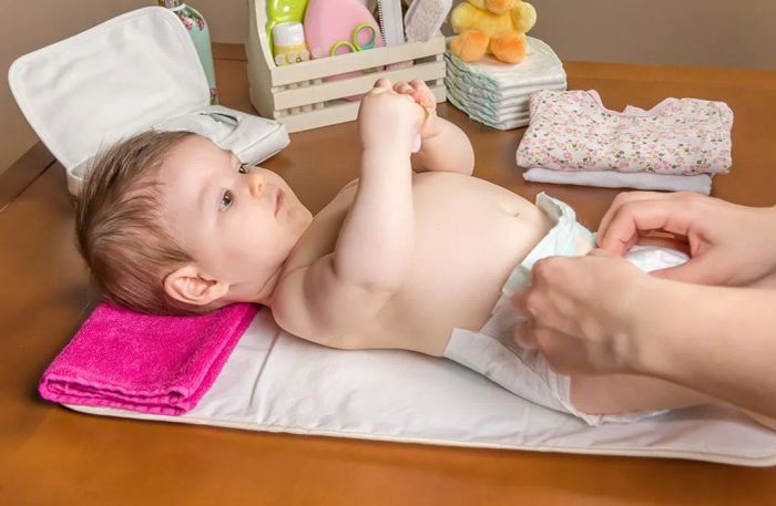 Các gian hàng đồ sơ sinh đa dạng tại chợ truyền thống