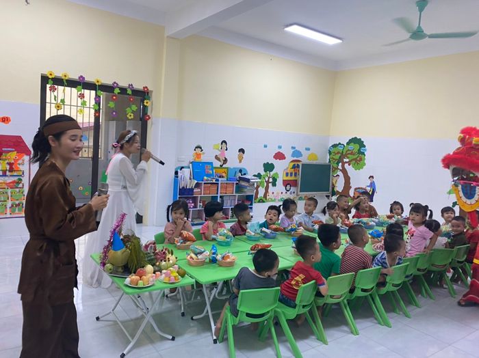 Hình ảnh giờ học ngoài trời tại Trường Mầm non Cẩm Tú