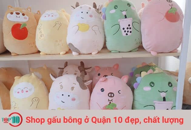 Gấu Shop là một địa chỉ mua thú nhồi bông uy tín tại Quận 10, nơi bạn có thể tìm thấy những món quà tặng đầy ý nghĩa và tinh tế. Với cam kết mang đến cho khách hàng những sản phẩm chất lượng và dịch vụ chăm sóc tận tình, Gấu Shop luôn là lựa chọn đáng tin cậy cho những ai muốn tìm kiếm sự hoàn hảo trong mỗi món quà.