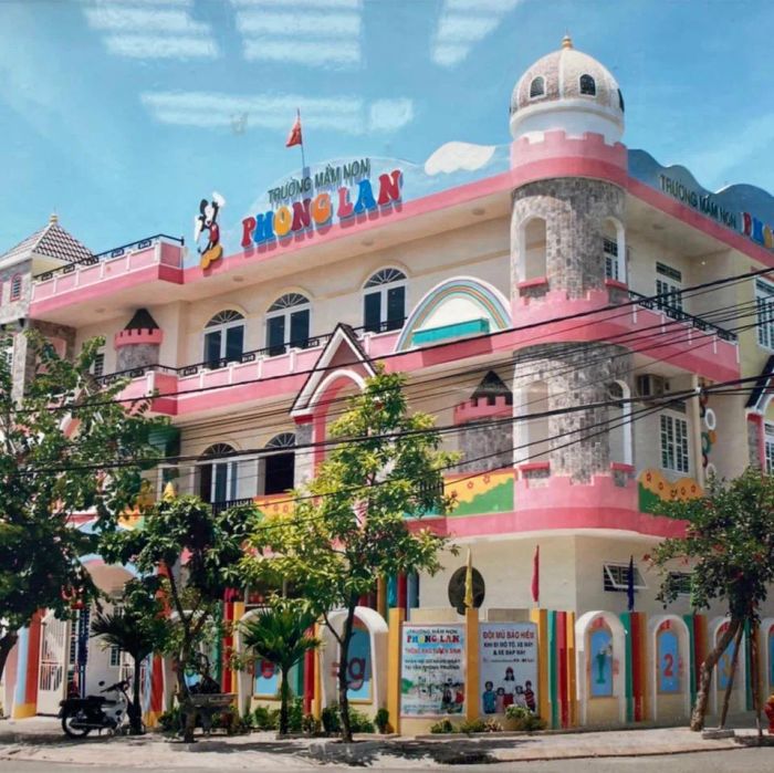 Trường Mầm Non Phong Lan - Sân chơi ngoài trời rộng rãi với thiết bị hiện đại, nơi trẻ phát triển thể chất và kỹ năng vận động