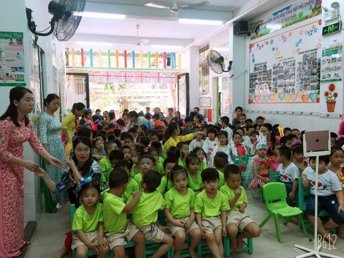 Trường Mầm Non Mầm Xanh - Sân chơi xanh mát với các hoạt động vận động đa dạng, giúp trẻ phát triển thể chất và kỹ năng xã hội