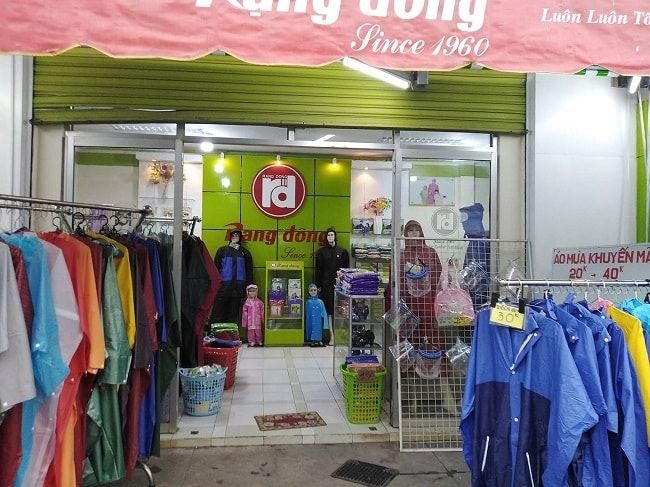 Cửa hàng áo mưa Rạng Đông là địa chỉ đáng tin cậy cho những ai muốn tìm kiếm các sản phẩm áo mưa với thiết kế tinh tế, bền bỉ và phù hợp với nhu cầu sử dụng hàng ngày.