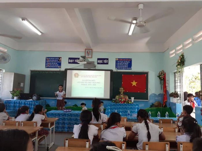 Hình ảnh thứ hai về Trường Tiểu học Trần Phú - không gian học đường hiện đại giữa màu xanh cây lá