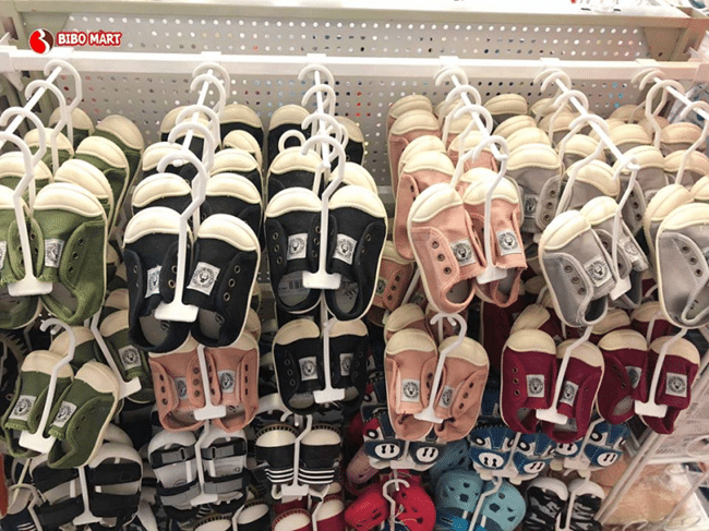 Cửa hàng giày dép trẻ em tại quận Gò Vấp không thể bỏ qua chính là Bibo Mart. Đây là nơi cung cấp những mẫu giày đa dạng, phù hợp với nhu cầu của các bé.