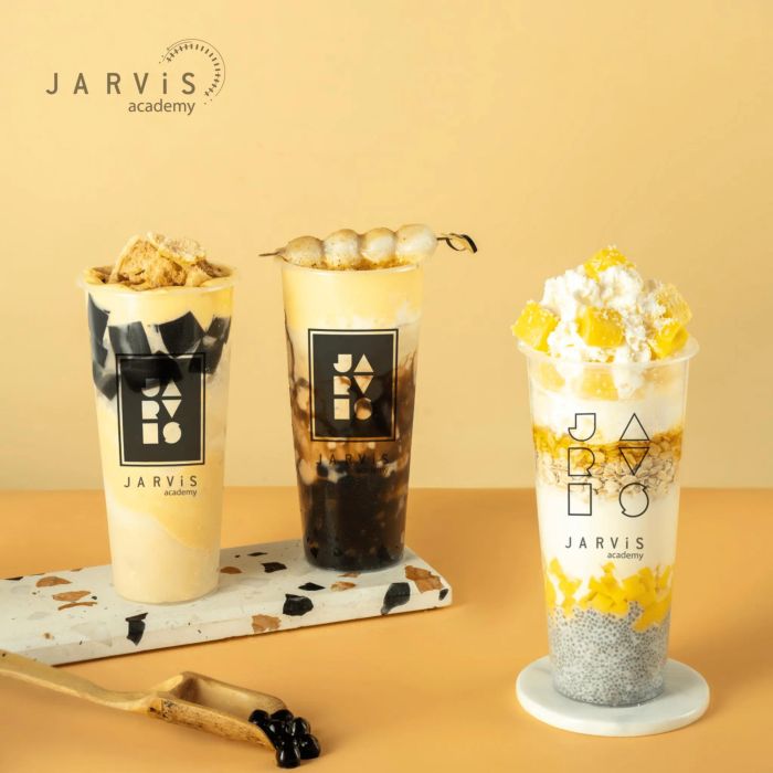 Học viên thực hành pha chế tại Jarvis