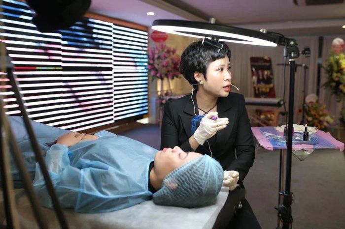Học viên thực hành kỹ thuật phun xăm tại Ly Ngô Eyebrows & Beauty