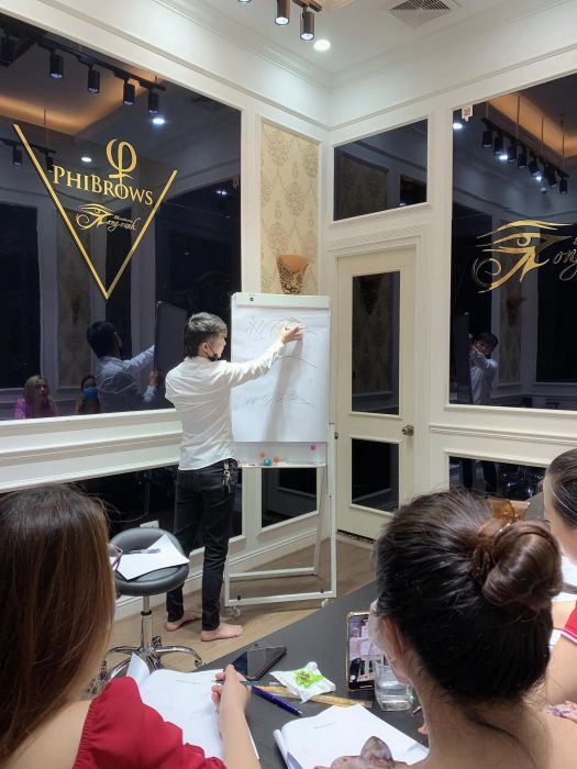 Học viên thực hành kỹ thuật phun xăm tại Oanh Xăm Academy
