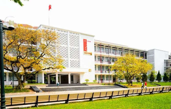 Khuôn viên rộng 20ha của Đại học Bách khoa Hà Nội - biểu tượng giáo dục kỹ thuật