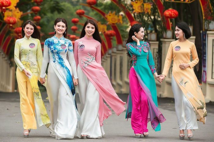 Hình ảnh áo dài truyền thống và cách điệu