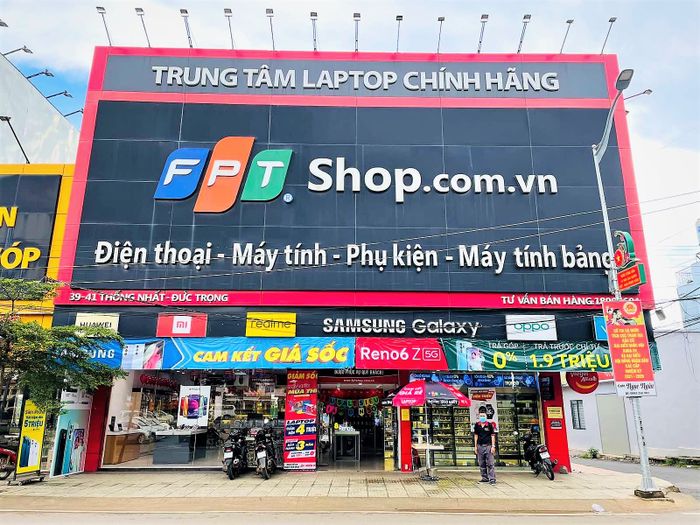FPT Shop ảnh 1 - Hình ảnh trực quan về không gian mua sắm hiện đại, nơi khách hàng có thể trải nghiệm những sản phẩm công nghệ mới nhất.