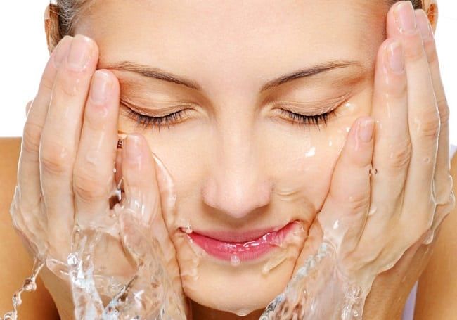 Liệu rửa mặt bằng nước muối thực sự mang lại lợi ích cho làn da?