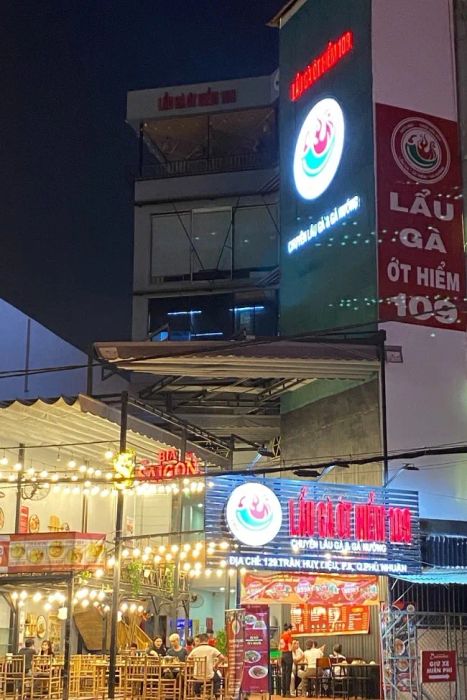 Lẩu Gà Ớt Hiểm 109 - Nơi tận hưởng những món ăn đậm đà và không gian ấm cúng.