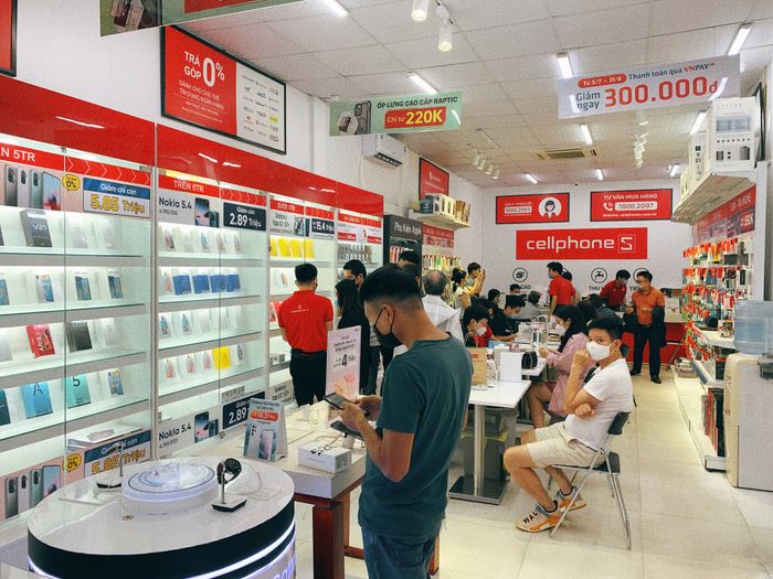 Không gian trưng bày hiện đại tại CellphoneS
