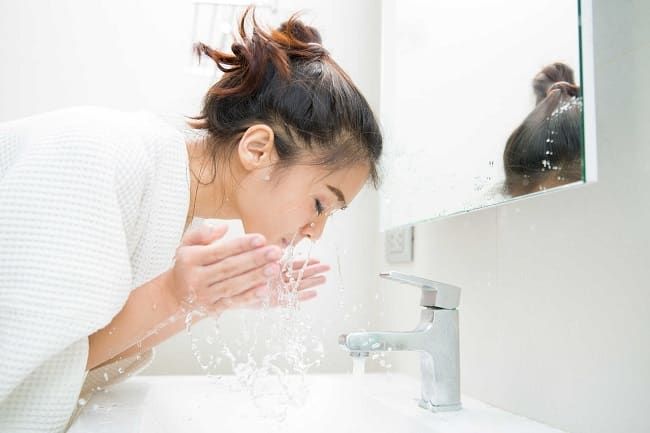 Khám phá những công dụng tuyệt vời của nước muối trong chăm sóc da mặt