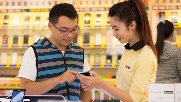 Thế Giới Di Động ảnh 1 - Hình ảnh ấn tượng về không gian trưng bày hiện đại với đa dạng sản phẩm công nghệ cao cấp.