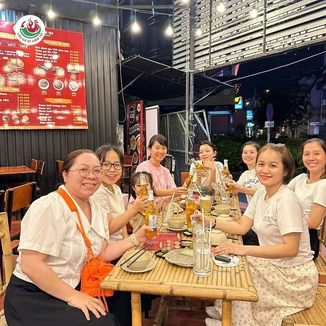Lẩu Gà Ớt Hiểm 109 - Một không gian vừa phải, nhưng đủ để bạn thưởng thức món lẩu tuyệt vời với gia đình và bạn bè.