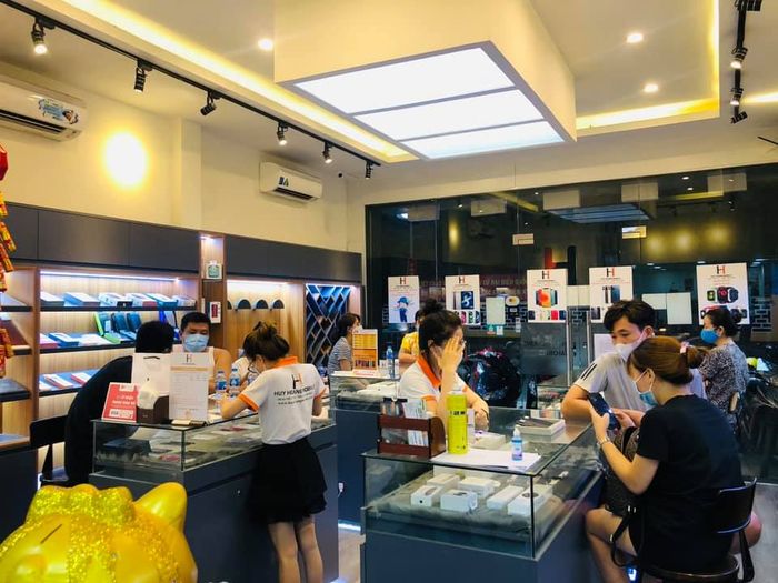 Không gian trưng bày sang trọng tại Huy Hoàng Mobile