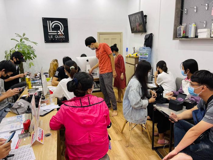 Lê Quân Mobile ảnh 1 - Hình ảnh chân thực về không gian mua sắm hiện đại, nơi khách hàng có thể trải nghiệm những sản phẩm công nghệ cao cấp.