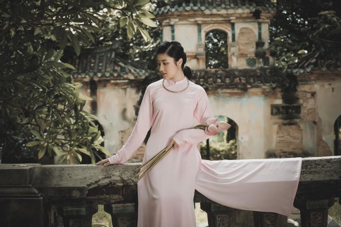 Hình ảnh tà áo dài Việt Nam duyên dáng