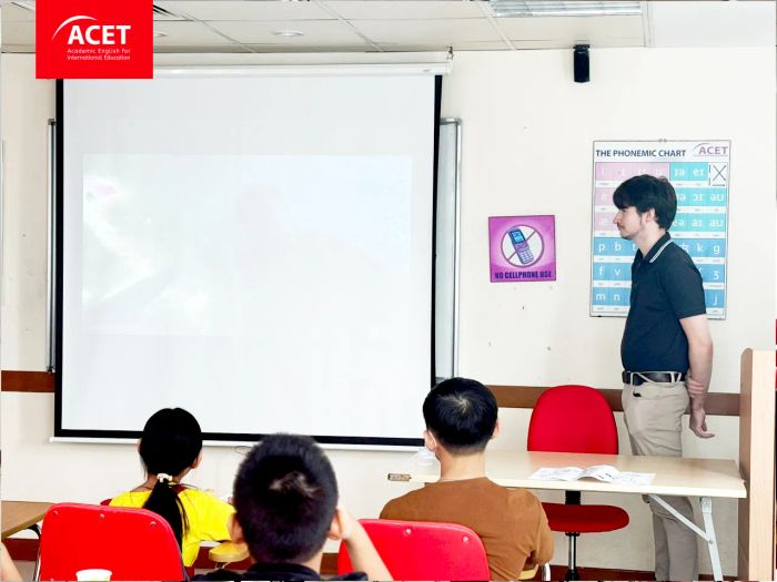 Hình ảnh lớp học với giảng viên bản ngữ tại ACET