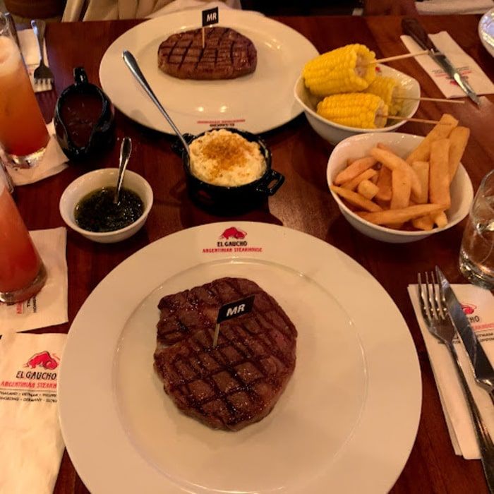 El Gaucho Argentinian Steakhouse cung cấp những phần beefsteak ngon miệng, được chế biến tinh tế từ các giống bò thượng hạng.