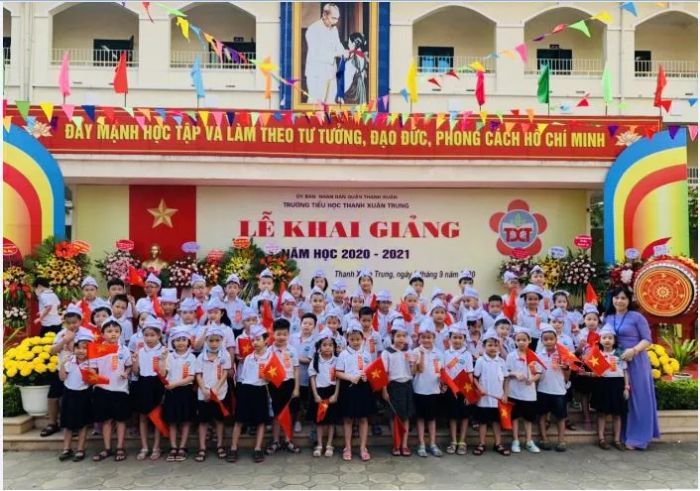 Hình ảnh đầu tiên về Trường Tiểu học Thanh Xuân Trung - kiến trúc khang trang với dãy nhà cao tầng hiện đại, sân chơi rộng rãi đạt chuẩn quốc gia.