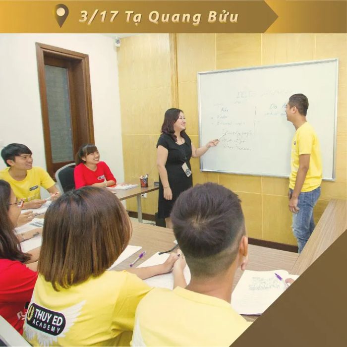 Hình ảnh cô Thùy và học viên tại Thùy ED Academy