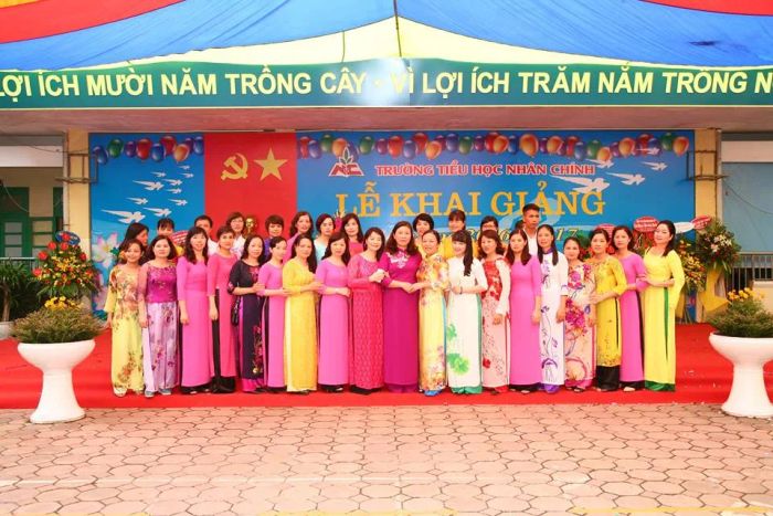 Hình ảnh đầu tiên về Trường Tiểu học Nhân Chính - không gian xanh mát với dãy nhà cao tầng khang trang, sân chơi rộng rãi đạt chuẩn quốc gia.