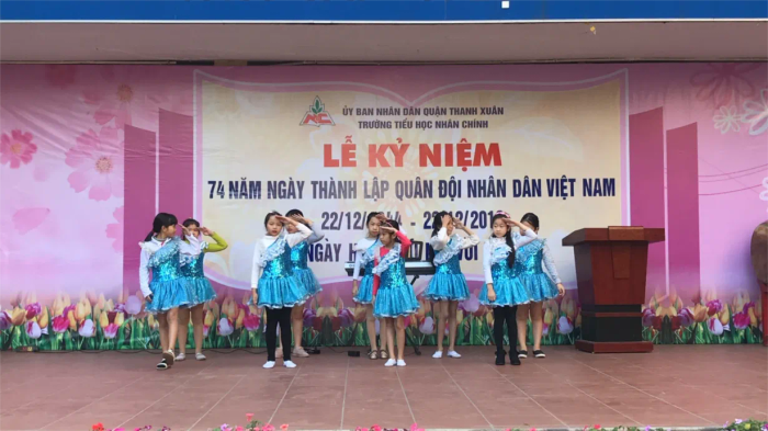 Góc nhìn toàn cảnh qua ảnh thứ 2 về Trường Tiểu học Nhân Chính - kiến trúc hài hòa giữa truyền thống và hiện đại, không gian học tập lý tưởng.