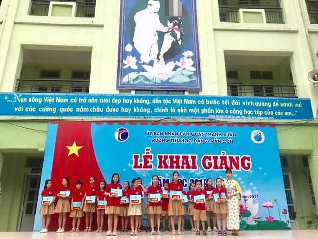 Hình ảnh đầu tiên về Trường Tiểu học Đặng Trần Côn - ngôi trường với kiến trúc hiện đại, không gian xanh mát, tạo môi trường học tập lý tưởng.