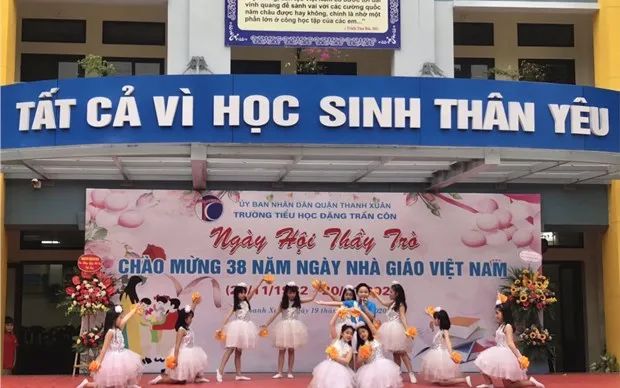 Góc nhìn toàn cảnh qua bức ảnh thứ 2 về Trường Tiểu học Đặng Trần Côn - không gian sư phạm rộng rãi, đầy đủ tiện nghi.