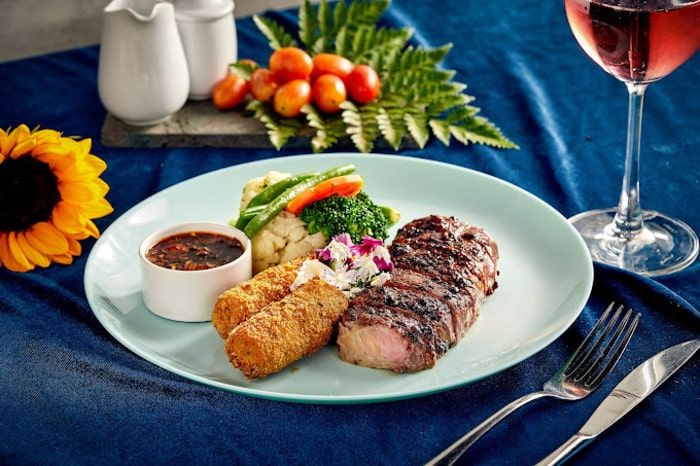 Steak phong cách Châu Âu tại Boomerang Bistro Saigon, mang đến hương vị đậm đà và lôi cuốn.