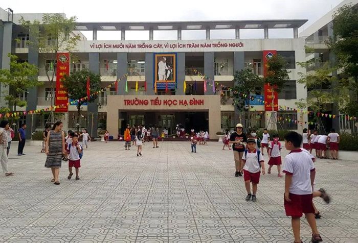 Góc nhìn toàn cảnh qua ảnh thứ 2 về Trường Tiểu học Hạ Đình - kiến trúc khang trang cùng khu vui chơi rộng rãi, nơi học sinh thỏa sức sáng tạo.